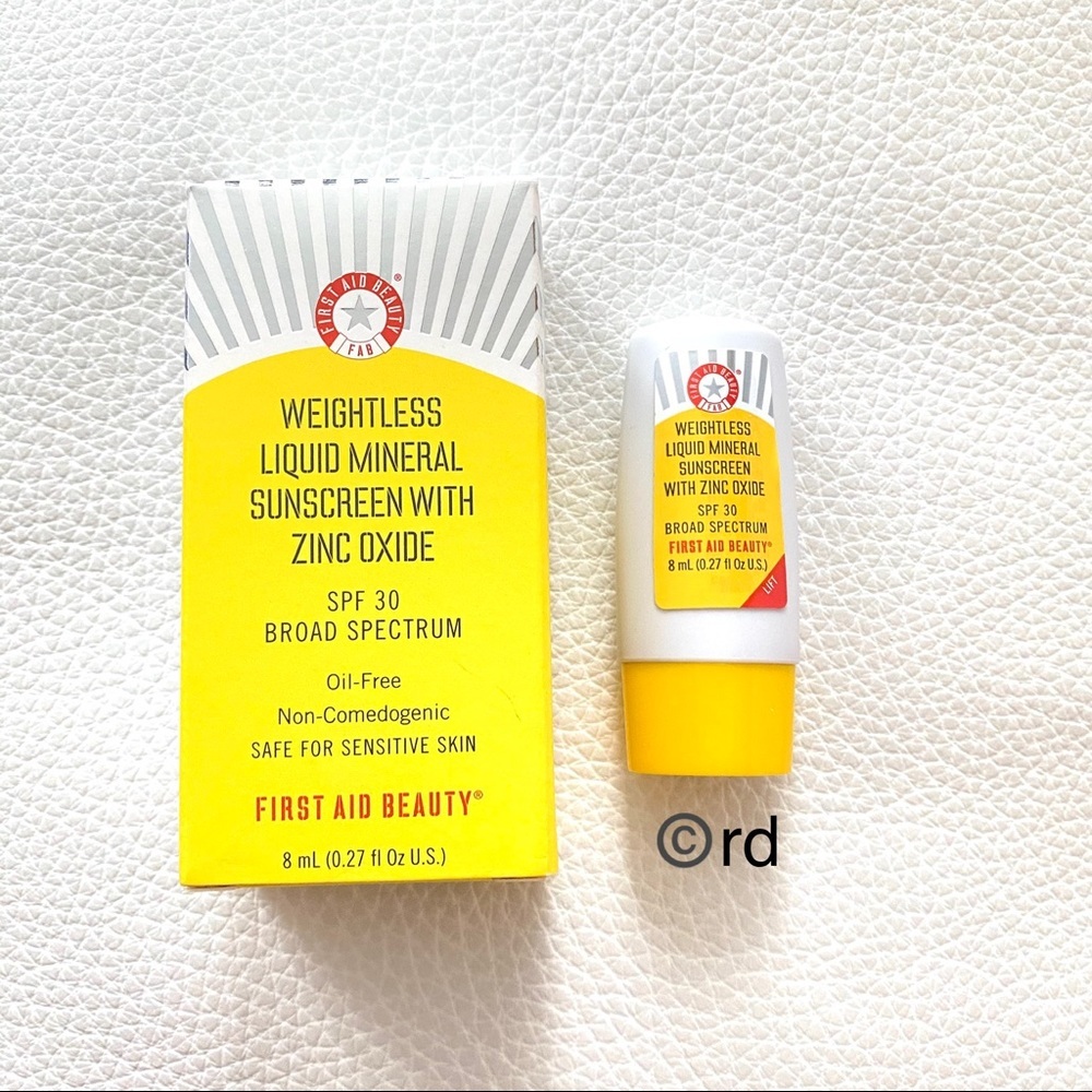 First Aid Beauty Weightless Sunscreen 8ml new